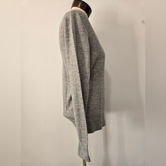 BANANA REPUBLIC 100% Merino Wool Gray Sweater with Red Lip Detail. Med - Picture 4 of 14